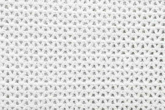 Белое вязаное полотно