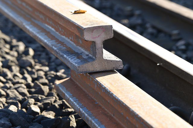 Рельс металлический