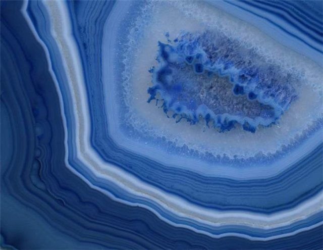 Агат – полосчатый халцедон минерал