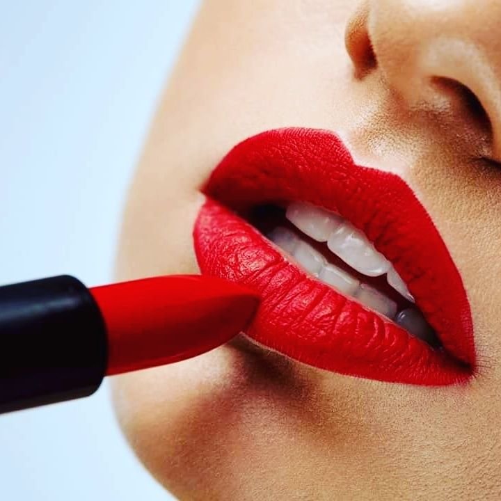 Увлажняющая губная помада красный