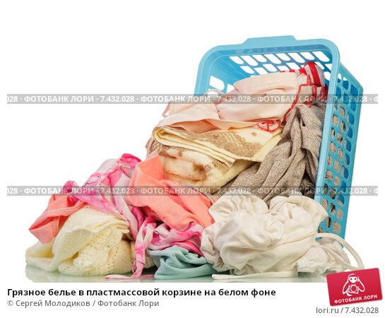 Корзина для белья с вещами