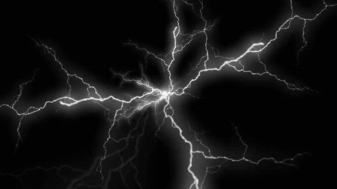 Молниции на черном фоне