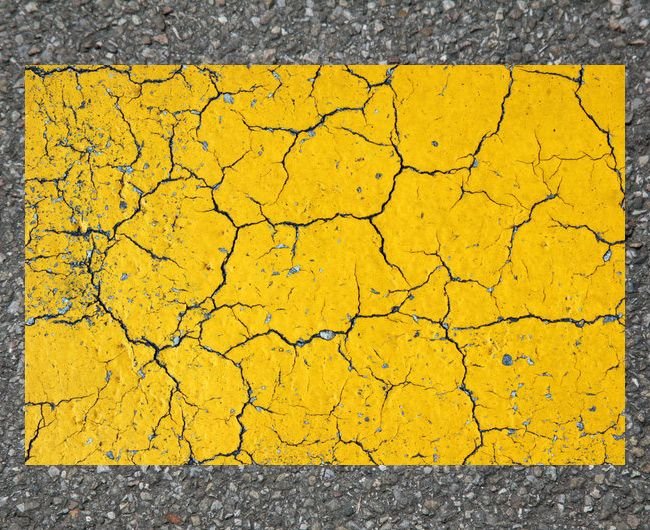 Желтая потрескавшаяся краска