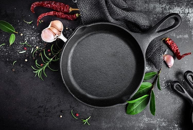 Посуда на черном фоне