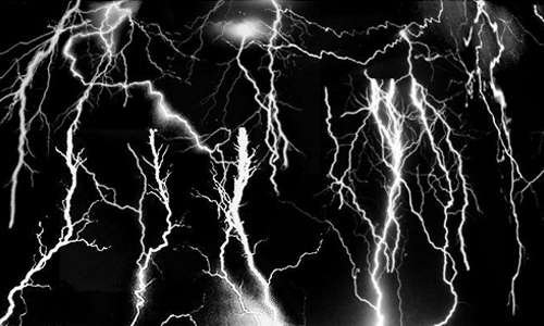 Белая молния на черном фоне