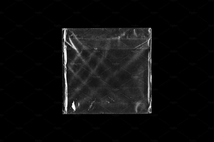 Целлофановый пакет на черном фоне