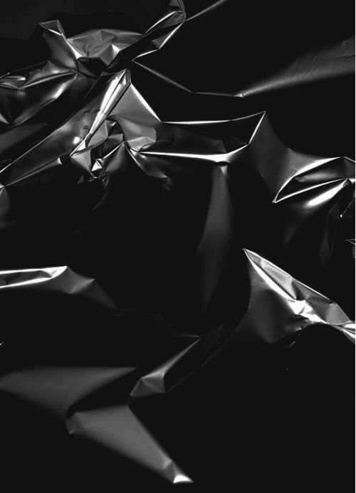 Мятая черная пленка