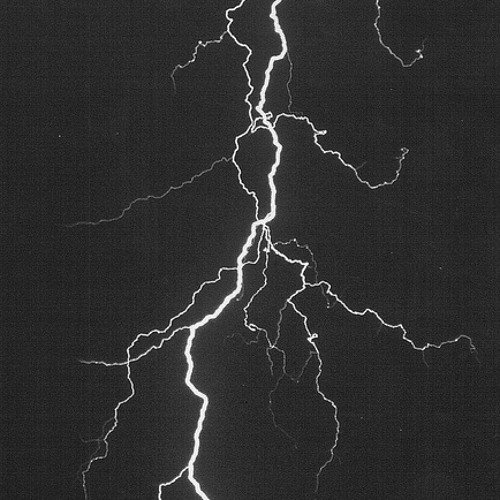 Белая молния на черном фоне