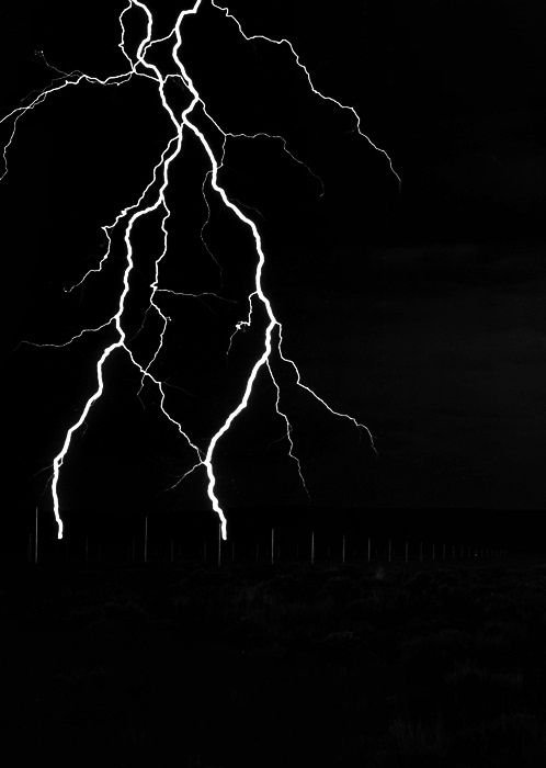 Молния черно белая