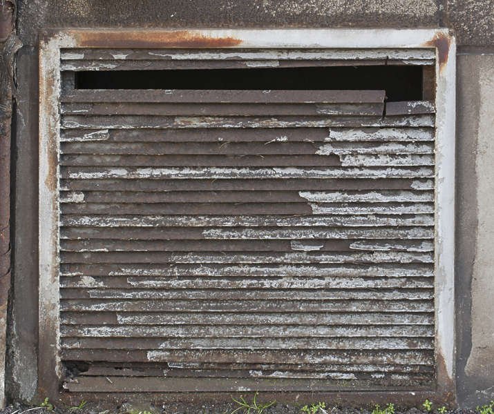 Ржавая решетка вентиляции