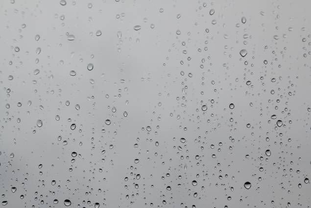 Капли дождя на стекле