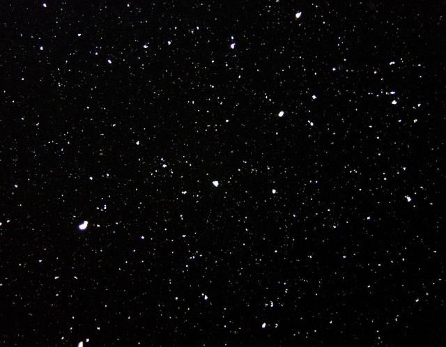 Снег на черном фоне