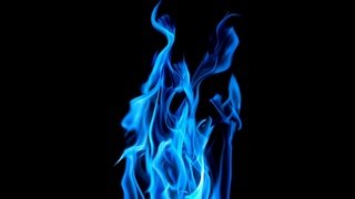 Синее пламя на черном фоне