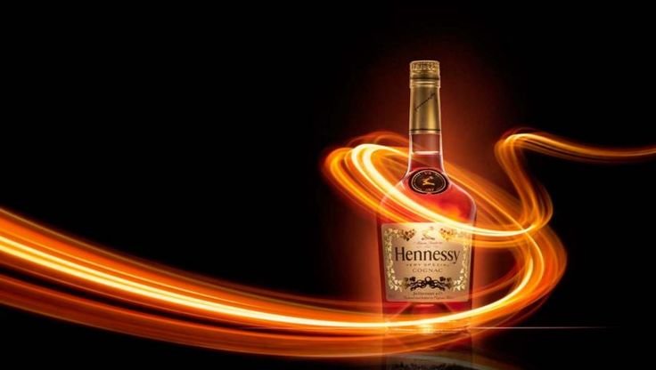 Коньяк на темном фоне