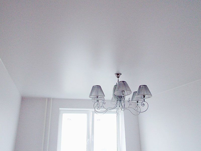 Матовый натяжной потолок м110