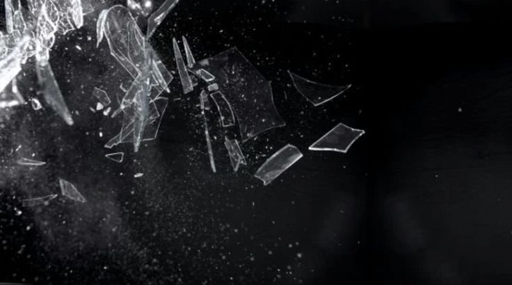 Разбитое стекло на темном фоне