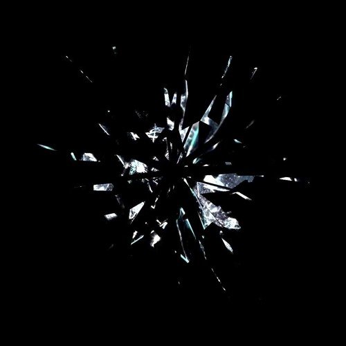 Треснувшее стекло на чёрном фоне