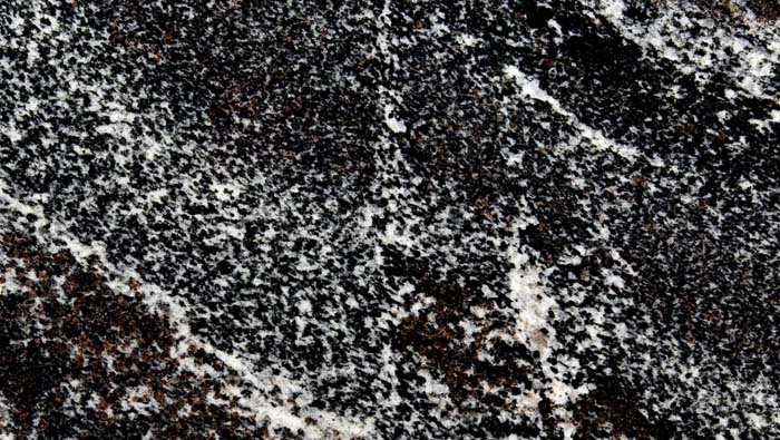 Нигрозеро гранатовый амфиболит