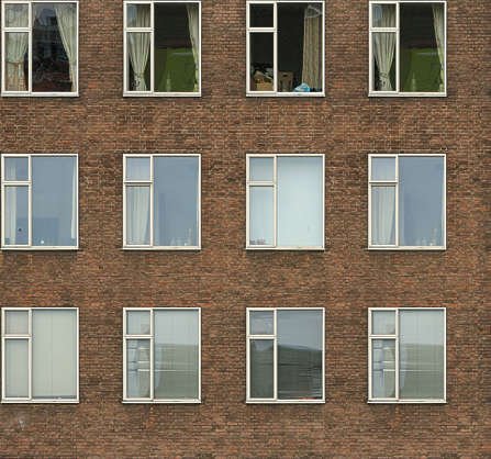 Многоэтажный дом с пластиковыми окнами