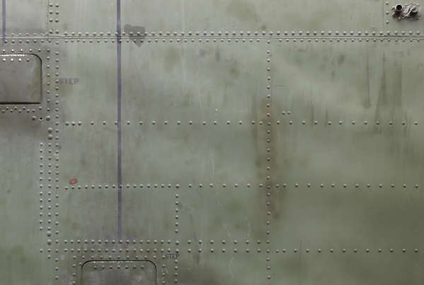 Металлическая обшивка самолета