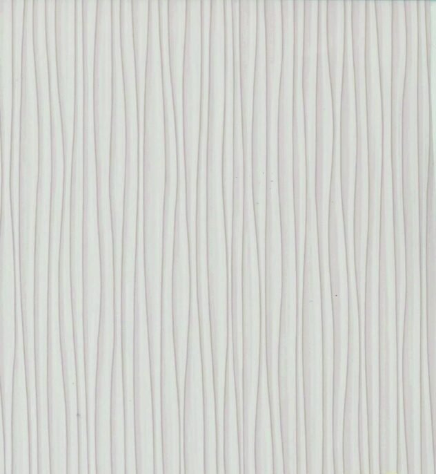 Белая кухня с рифлеными фасадами