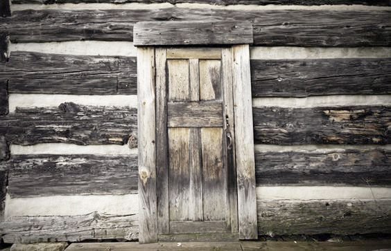 Старинная дверь в избу