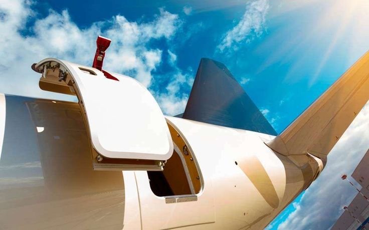 Самолет с открытой дверью