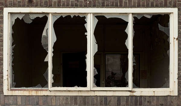 Разбитые окна