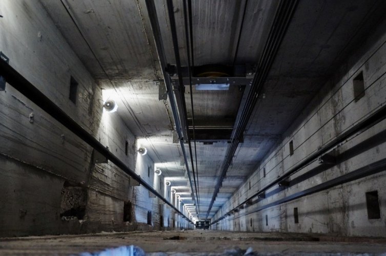 Подъемник внутри лифтовой Шахты