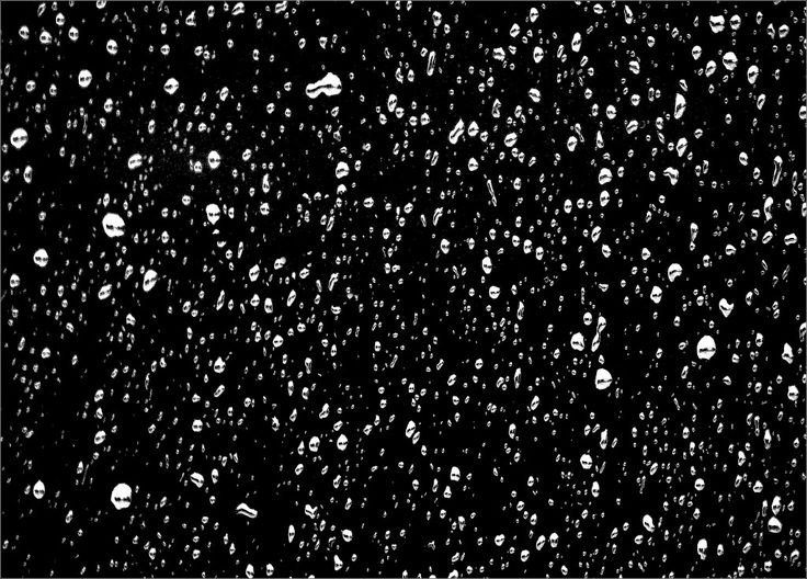 Капли дождя на черном фоне