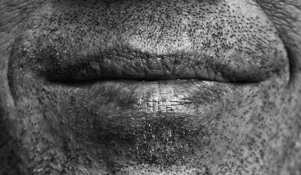 Мужские губы черно белые