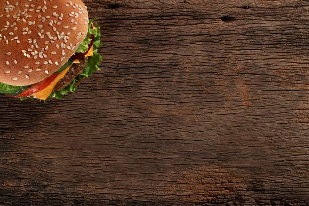 Бургеры на деревянной доске