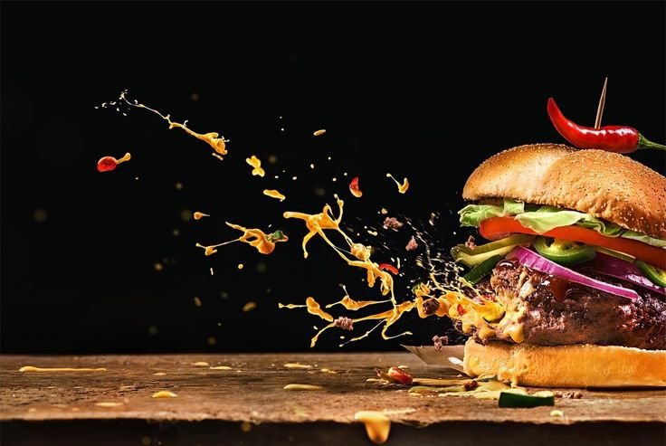 Гамбургер на черном фоне