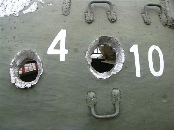 Попадание снаряда в танк