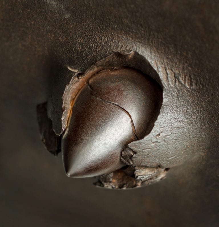 Пулевые отверстия в металле