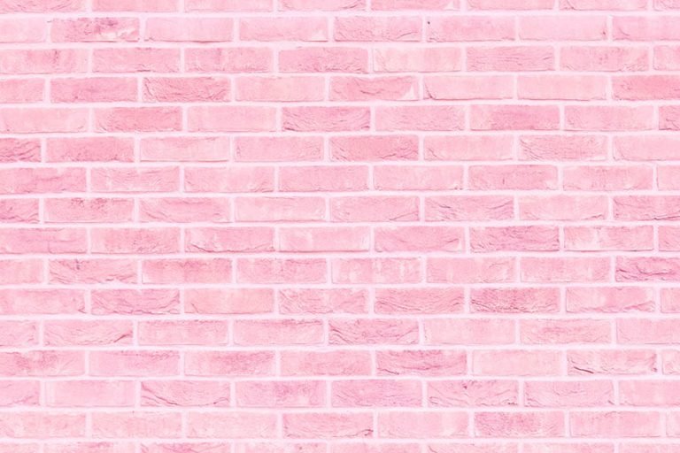 Розовая кирпичная стена