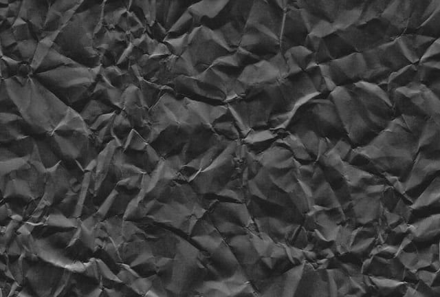 Черная помятая бумага