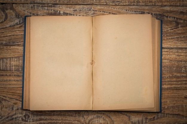 Старинная книга открыта