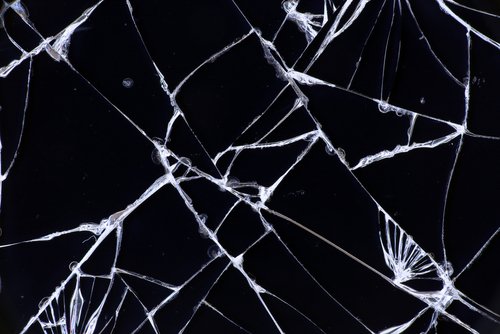 Трещина на стекле