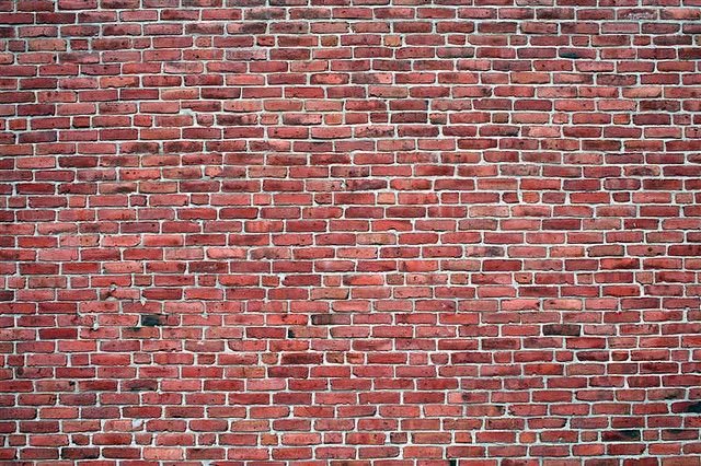 Розовая кирпичная стена