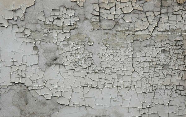 Облупившаяся краска на стене