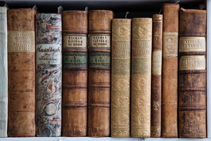 Корешки старинных книг