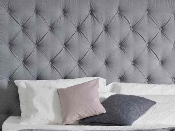 Серая кровать каретная стяжка