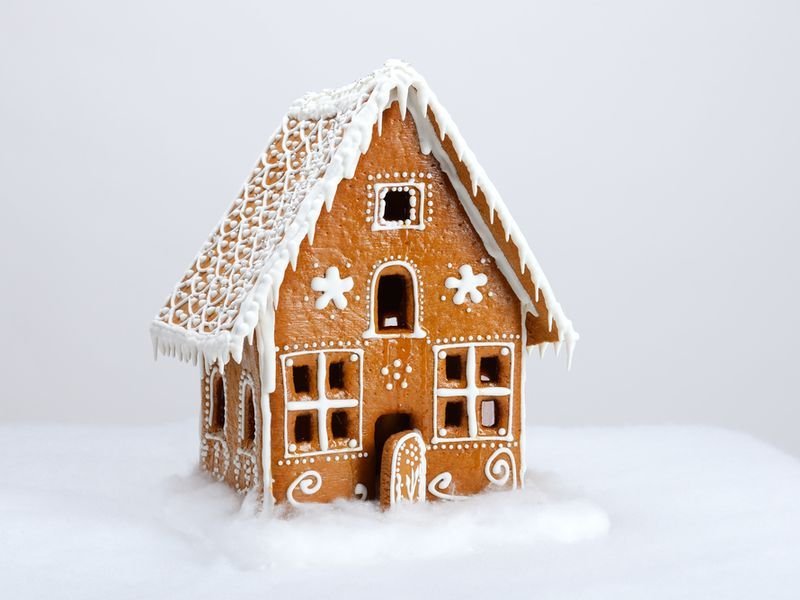Пряничный домик на белом фоне