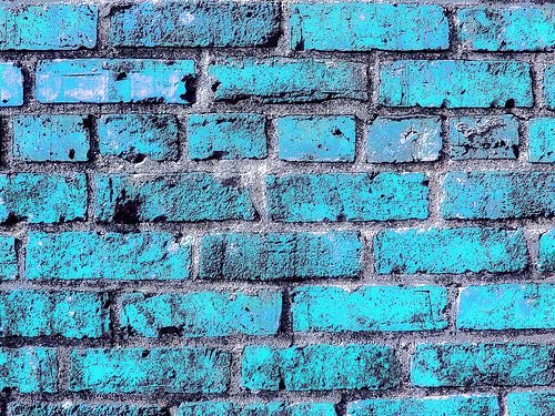 Синяя кирпичная стена