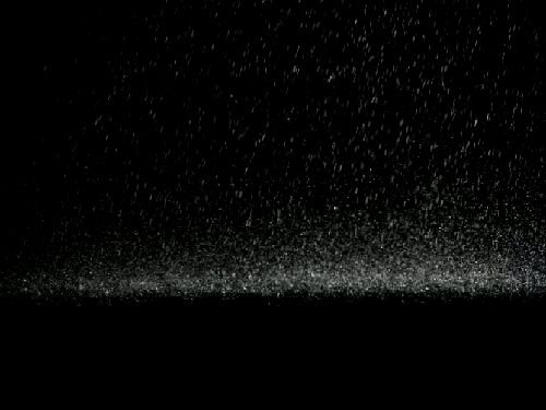 Дождь на черном фоне