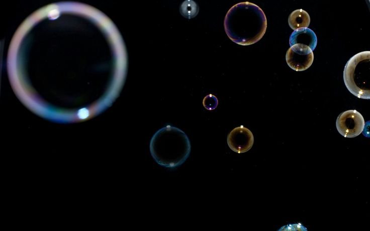 Мыльные пузыри на черном фоне