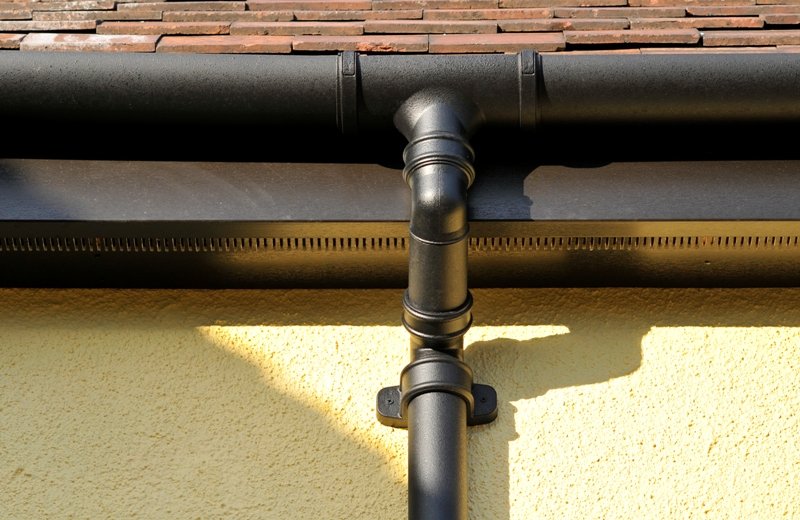 Водосточная система крепление к стене