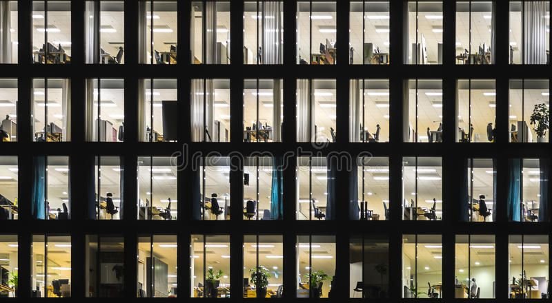 Свет в окнах офиса