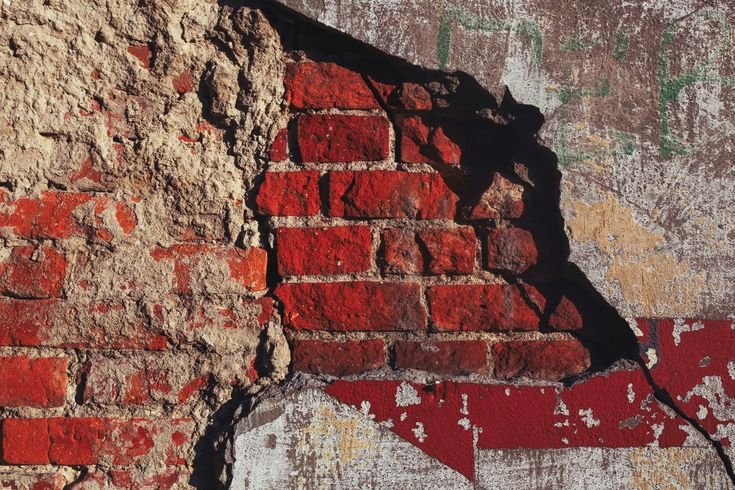 Разрушенное кирпичное здание